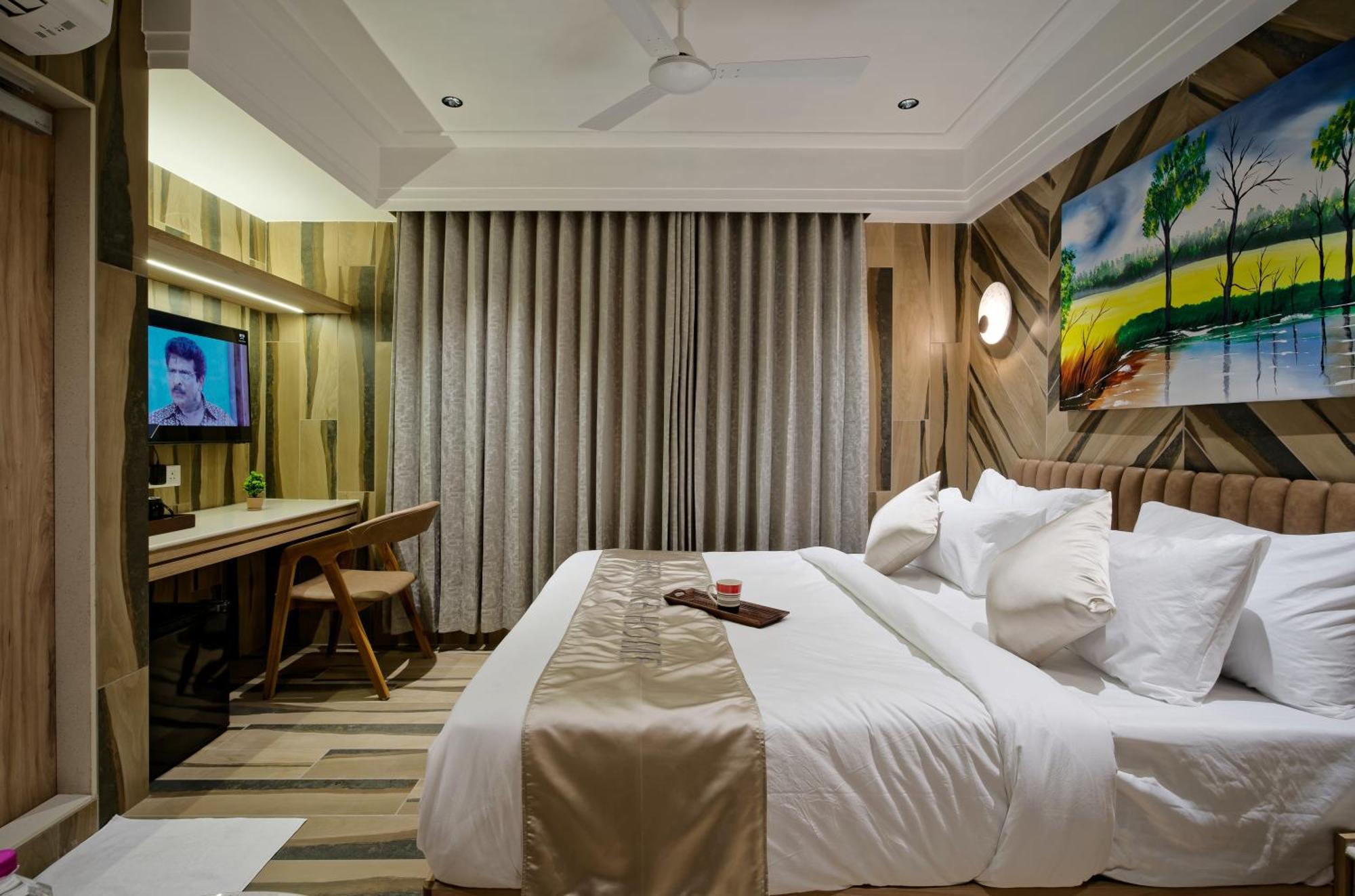 Golden Plaza Hotel Ahmedabad Exterior photo